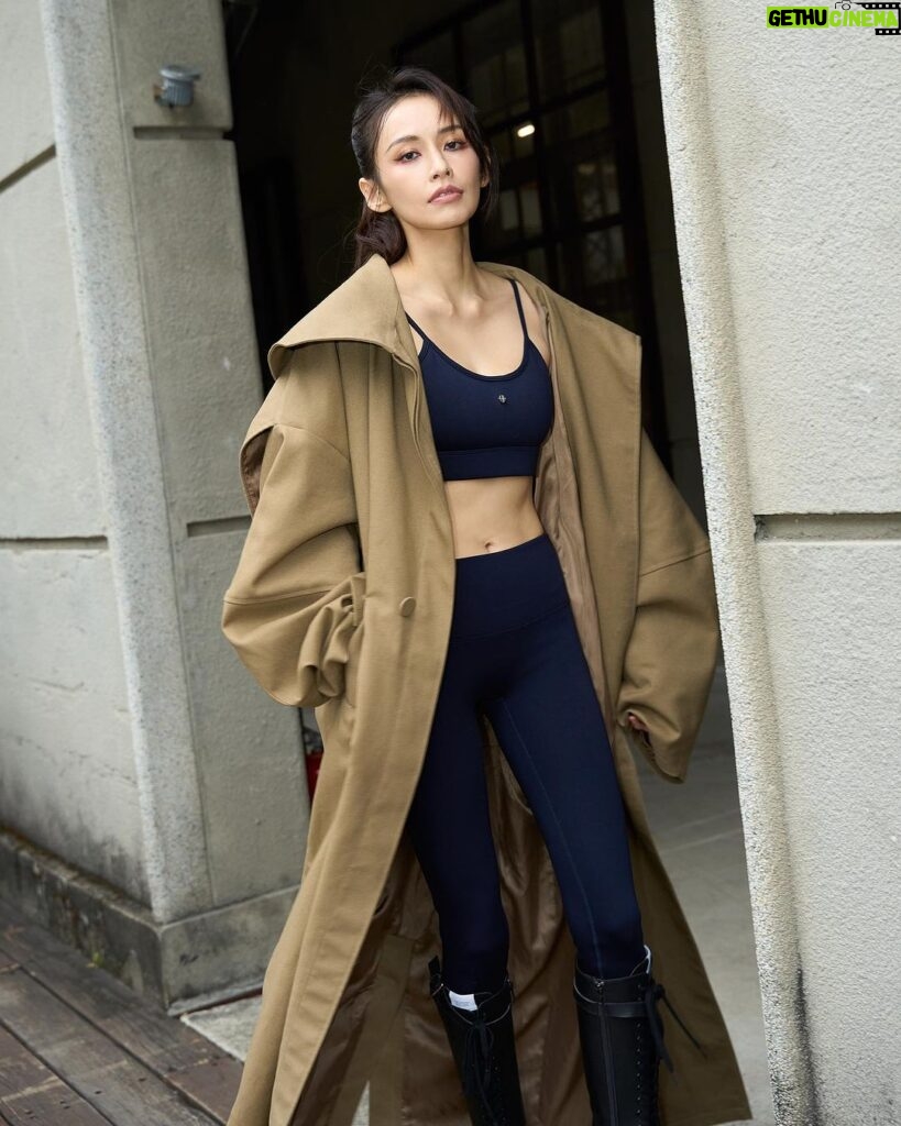 Phoebe Yuan Instagram - 服裝的魔力是一旦開始欣賞，任何的小細節都像是夢遊仙境的入口，進入設計師的華麗小宇宙。 @seivson 精緻卻輕盈的巧思滿滿，最喜歡份量十足卻能讓人感受俐落的氛圍。 @tpe.fashionweek @_ssss816 @justin_chan @mikamikatsai