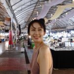Phoebe Yuan Instagram - 可能因為我是個也比較感性的人，有時候情緒一來的時候，很難克制自己。總是會有情緒在掌控身體、我不是我的感覺。 這種憤怒或是悲傷，有如森林大火般失控。很常真的想要好好的冷靜下來思考或是好好溝通，但就是辦不到。頭腦總是會不自覺帶自己去想或是去看一些，能維持那個高亢的憤怒、悲傷、失落情緒的思緒和畫面。 我會意識到這件事，其實就是透過跟老魚的小爭執。發現了其實這些爭執真的是小事沒什麼，可是身體似乎很習慣一生氣，就會要到某種狀態才肯善罷甘休。 我有個朋友則是分享，他也很苦惱這個問題。每次想保持平靜的好好溝通，但就是無法克制的哭到一個停不下來，嚴重時甚至會無法說話跟正常呼吸。被自己嚇個半死！ 之前的文章有分享過，我很像快要找到如何能夠安撫自己的方法。可是一直不太確定到底是否奏效，所以都不敢分享。上次在東京的時候好像理出了一點頭緒，覺得很像可以跟大家聊聊看。 但先說，我非常鼓勵如果有情緒都不要隱忍憋在心裡！都必須要想盡辦法先讓情緒流動出去，不然可是會生病的！ 我的方法適用於：已經知道問題在哪裡，情緒也流動出去了一段時間，真心覺得我太流動了😂、已經差不多了，不想再讓情緒像脫韁野馬般無法控制，想要冷靜下來思考或是好好溝通的人。 首先我覺得我身體會記憶以前激烈吵架的程度分泌的激素，ex腎上腺素跟睪酮素。頭腦只要發現這些激素還不如以往，就會想盡辦法從意念、記憶、畫面、任何想得到的來控制，讓我達到這個狀態。我想這也是超常一開始都還好，但是後來總是會越腦補越生氣的原因。 這個時候呢，就是要先深呼吸，然後跟自己的頭腦說話。對，這聽起來有點蠢，但真的就是要『很認真的』告訴自己的頭腦或是靈魂：我現在不需要這些憤怒、悲傷、失去控制的情緒跟激素，不要再給我這些畫面跟思緒了！我需要的是平靜、能夠穩定下來、能夠安撫自己的情緒和激素，請給我跟這些有關的畫面跟思緒。就是一直告訴自己，甚至是有點命令的口吻都沒有關係，直到情緒穩定下來為止。 啊哈哈就是如此的簡單，可是發現這個方法時，真的有如喜獲新大陸一樣開心！ 我不是心理學行為學的專家，掌握情緒這種事情，好像也沒有個標準答案。我單純只是發現了對自己很有用的方法，想分享給你們🥰。 每個人的生長環境跟狀況不同，也不確定對你們適不適用，但如果對你們有幫助，我會覺得很棒！也很歡迎大家分享你的冷靜小撇步給我。