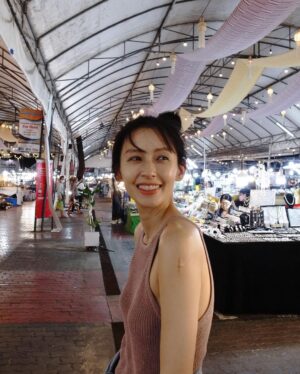 Phoebe Yuan Instagram - 可能因為我是個也比較感性的人，有時候情緒一來的時候，很難克制自己。總是會有情緒在掌控身體、我不是我的感覺。

這種憤怒或是悲傷，有如森林大火般失控。很常真的想要好好的冷靜下來思考或是好好溝通，但就是辦不到。頭腦總是會不自覺帶自己去想或是去看一些，能維持那個高亢的憤怒、悲傷、失落情緒的思緒和畫面。

我會意識到這件事，其實就是透過跟老魚的小爭執。發現了其實這些爭執真的是小事沒什麼，可是身體似乎很習慣一生氣，就會要到某種狀態才肯善罷甘休。

我有個朋友則是分享，他也很苦惱這個問題。每次想保持平靜的好好溝通，但就是無法克制的哭到一個停不下來，嚴重時甚至會無法說話跟正常呼吸。被自己嚇個半死！

之前的文章有分享過，我很像快要找到如何能夠安撫自己的方法。可是一直不太確定到底是否奏效，所以都不敢分享。上次在東京的時候好像理出了一點頭緒，覺得很像可以跟大家聊聊看。

但先說，我非常鼓勵如果有情緒都不要隱忍憋在心裡！都必須要想盡辦法先讓情緒流動出去，不然可是會生病的！

我的方法適用於：已經知道問題在哪裡，情緒也流動出去了一段時間，真心覺得我太流動了😂、已經差不多了，不想再讓情緒像脫韁野馬般無法控制，想要冷靜下來思考或是好好溝通的人。

首先我覺得我身體會記憶以前激烈吵架的程度分泌的激素，ex腎上腺素跟睪酮素。頭腦只要發現這些激素還不如以往，就會想盡辦法從意念、記憶、畫面、任何想得到的來控制，讓我達到這個狀態。我想這也是超常一開始都還好，但是後來總是會越腦補越生氣的原因。

這個時候呢，就是要先深呼吸，然後跟自己的頭腦說話。對，這聽起來有點蠢，但真的就是要『很認真的』告訴自己的頭腦或是靈魂：我現在不需要這些憤怒、悲傷、失去控制的情緒跟激素，不要再給我這些畫面跟思緒了！我需要的是平靜、能夠穩定下來、能夠安撫自己的情緒和激素，請給我跟這些有關的畫面跟思緒。就是一直告訴自己，甚至是有點命令的口吻都沒有關係，直到情緒穩定下來為止。

啊哈哈就是如此的簡單，可是發現這個方法時，真的有如喜獲新大陸一樣開心！

我不是心理學行為學的專家，掌握情緒這種事情，好像也沒有個標準答案。我單純只是發現了對自己很有用的方法，想分享給你們🥰。

每個人的生長環境跟狀況不同，也不確定對你們適不適用，但如果對你們有幫助，我會覺得很棒！也很歡迎大家分享你的冷靜小撇步給我。
