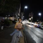 Phoebe Yuan Instagram - 可能因為我是個也比較感性的人，有時候情緒一來的時候，很難克制自己。總是會有情緒在掌控身體、我不是我的感覺。 這種憤怒或是悲傷，有如森林大火般失控。很常真的想要好好的冷靜下來思考或是好好溝通，但就是辦不到。頭腦總是會不自覺帶自己去想或是去看一些，能維持那個高亢的憤怒、悲傷、失落情緒的思緒和畫面。 我會意識到這件事，其實就是透過跟老魚的小爭執。發現了其實這些爭執真的是小事沒什麼，可是身體似乎很習慣一生氣，就會要到某種狀態才肯善罷甘休。 我有個朋友則是分享，他也很苦惱這個問題。每次想保持平靜的好好溝通，但就是無法克制的哭到一個停不下來，嚴重時甚至會無法說話跟正常呼吸。被自己嚇個半死！ 之前的文章有分享過，我很像快要找到如何能夠安撫自己的方法。可是一直不太確定到底是否奏效，所以都不敢分享。上次在東京的時候好像理出了一點頭緒，覺得很像可以跟大家聊聊看。 但先說，我非常鼓勵如果有情緒都不要隱忍憋在心裡！都必須要想盡辦法先讓情緒流動出去，不然可是會生病的！ 我的方法適用於：已經知道問題在哪裡，情緒也流動出去了一段時間，真心覺得我太流動了😂、已經差不多了，不想再讓情緒像脫韁野馬般無法控制，想要冷靜下來思考或是好好溝通的人。 首先我覺得我身體會記憶以前激烈吵架的程度分泌的激素，ex腎上腺素跟睪酮素。頭腦只要發現這些激素還不如以往，就會想盡辦法從意念、記憶、畫面、任何想得到的來控制，讓我達到這個狀態。我想這也是超常一開始都還好，但是後來總是會越腦補越生氣的原因。 這個時候呢，就是要先深呼吸，然後跟自己的頭腦說話。對，這聽起來有點蠢，但真的就是要『很認真的』告訴自己的頭腦或是靈魂：我現在不需要這些憤怒、悲傷、失去控制的情緒跟激素，不要再給我這些畫面跟思緒了！我需要的是平靜、能夠穩定下來、能夠安撫自己的情緒和激素，請給我跟這些有關的畫面跟思緒。就是一直告訴自己，甚至是有點命令的口吻都沒有關係，直到情緒穩定下來為止。 啊哈哈就是如此的簡單，可是發現這個方法時，真的有如喜獲新大陸一樣開心！ 我不是心理學行為學的專家，掌握情緒這種事情，好像也沒有個標準答案。我單純只是發現了對自己很有用的方法，想分享給你們🥰。 每個人的生長環境跟狀況不同，也不確定對你們適不適用，但如果對你們有幫助，我會覺得很棒！也很歡迎大家分享你的冷靜小撇步給我。