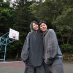 Phoebe Yuan Instagram - 搞清楚屬於自己的地圖後， 就好好的玩吧！ 玩的盡興最重要🏀 👕👖 @jessielin_style @__jc.com__ @denzel.yu #couplestyle #coupletravel #couplelife #coupleoutfits