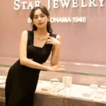 Phoebe Yuan Instagram - STAR JEWELRY對我來說不僅僅是輕珠寶而已，是一種輕柔且溫暖的吸引力。我選用的OCTANGLE系列，紫黃色漸變的優美紫黃晶，讓我想到了東京夕陽中的紫藤花海，在微風中輕輕搖曳著，像是美麗浪漫的詩篇，細緻柔和的讓人感動。 加上可以自由搭配疊加的戒指，發揮巧思的佩戴著它們，彷彿每天都可愛俏皮的和人分享自己的美麗小秘密。 那天觀察著大家，最驚喜的小發現：現場所有佩戴著STAR JEWELRY的女性，都不自覺的充滿了細膩柔和的氣場，舉手投足間散發著精緻的光采、優雅的魅力，好像笑容中的淺淺微笑，不炫耀張揚，而是用最溫柔的方式吸引著目光。 我想這就是STAR JEWELRY令人如此著迷的原因吧！ 即日起至2023/11/12前，新品全面有95折優惠，購買2項珠寶滿額再送精緻珠寶盒~有經過信義A8的話可以到STAR JEWELRY逛逛唷! #starjewelrytw #starjewelry #日系輕珠寶 #jewelry @starjewelry_taiwan