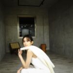 Phoebe Yuan Instagram - 上次的採訪中，我跟編輯分享：年紀越長了越能夠理解「公眾人物」的影響力遠比自己想像中來的多和大，以前被採訪的時候，我總會覺得要展現更多不一樣的自己、更好的自己、最完美的自己、很多想法的自己，讓大家看見，然後就會有更好的發展跟更多的工作。 但現在的我採訪時，會很謹慎的思考跟說出「想要傳遞的事情」。就像我每當提出疑問的時候，宇宙總是會有共時性的讓我看到，一些有幫助的文章跟文字。希望今後表達的事物，也能夠讓別人有疑惑的時候，看到我的文章跟文字，或是我的生活方式時可以豁然開朗，從未改變的深信思想、文字、任何表達出來的東西都是有能量的，你會決定要如何用你的力量去影響別人。 昨天在散步的時候剛好和老魚也聊了公眾人物的影響力這件事情。其實入行了這麼多年，從懵懵懂懂不理解其重要性，到了已經能夠一肩扛起，承擔這個看似虛幻但卻很重要的事情，但我知道我的心卻時常想吶喊：嘿！我還是個人啊！我是個普通的人類！ 我還是跟大家一樣出生的時候是從媽媽肚子裡面出來的，有身分證字號，有眼睛鼻子嘴巴，會尿急跟拉肚子，踩到狗屎的時候還是會很想要大罵髒話。我還是會犯錯、會說錯話、會偷懶、會失落、會膽怯、會觀點錯誤、會需要時間搞清楚事情的真相、會對自己跟別人生氣、有時也會誤解別人，有時也會被誤會。 我的靈性老師們很常鼓勵大家成為楷模，因為他們覺得成為楷模是比起說服別人更有影響力的一種方式。我自己的理解是楷模不是聖人，有些人會覺得你今天變成楷模，就等同於成為了偉人或現代耶穌基督，從今以後就失去了犯錯權利了，只能夠做最正確的事情，說最冠冕堂皇的話，當犯錯了不管大事小事、甚至不甘你的事，就是會被釘在十字架上，我覺得這太偉大了，太不真實了、對我來說好沉重。 我想要成為的是：一個明理，可以釐清事情真相，有被誤會的事情就澄清，做錯了事情就勇敢認錯、愉悅的認真的生活、享受人生的美好、能夠保護自己家人和朋友並且帶給他們快樂、傳遞共時的能量訊息且能幫助到人的那種楷模。