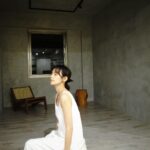 Phoebe Yuan Instagram - 上次的採訪中，我跟編輯分享：年紀越長了越能夠理解「公眾人物」的影響力遠比自己想像中來的多和大，以前被採訪的時候，我總會覺得要展現更多不一樣的自己、更好的自己、最完美的自己、很多想法的自己，讓大家看見，然後就會有更好的發展跟更多的工作。 但現在的我採訪時，會很謹慎的思考跟說出「想要傳遞的事情」。就像我每當提出疑問的時候，宇宙總是會有共時性的讓我看到，一些有幫助的文章跟文字。希望今後表達的事物，也能夠讓別人有疑惑的時候，看到我的文章跟文字，或是我的生活方式時可以豁然開朗，從未改變的深信思想、文字、任何表達出來的東西都是有能量的，你會決定要如何用你的力量去影響別人。 昨天在散步的時候剛好和老魚也聊了公眾人物的影響力這件事情。其實入行了這麼多年，從懵懵懂懂不理解其重要性，到了已經能夠一肩扛起，承擔這個看似虛幻但卻很重要的事情，但我知道我的心卻時常想吶喊：嘿！我還是個人啊！我是個普通的人類！ 我還是跟大家一樣出生的時候是從媽媽肚子裡面出來的，有身分證字號，有眼睛鼻子嘴巴，會尿急跟拉肚子，踩到狗屎的時候還是會很想要大罵髒話。我還是會犯錯、會說錯話、會偷懶、會失落、會膽怯、會觀點錯誤、會需要時間搞清楚事情的真相、會對自己跟別人生氣、有時也會誤解別人，有時也會被誤會。 我的靈性老師們很常鼓勵大家成為楷模，因為他們覺得成為楷模是比起說服別人更有影響力的一種方式。我自己的理解是楷模不是聖人，有些人會覺得你今天變成楷模，就等同於成為了偉人或現代耶穌基督，從今以後就失去了犯錯權利了，只能夠做最正確的事情，說最冠冕堂皇的話，當犯錯了不管大事小事、甚至不甘你的事，就是會被釘在十字架上，我覺得這太偉大了，太不真實了、對我來說好沉重。 我想要成為的是：一個明理，可以釐清事情真相，有被誤會的事情就澄清，做錯了事情就勇敢認錯、愉悅的認真的生活、享受人生的美好、能夠保護自己家人和朋友並且帶給他們快樂、傳遞共時的能量訊息且能幫助到人的那種楷模。
