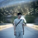 Phoebe Yuan Instagram - 你上次出門忘了帶錢是什麼時候？ 我甚至也想不起，前幾天在首爾江南附近一家餐廳，結帳時信用卡就是刷不過，剛好身上韓幣也不足，正當我跟老闆支支吾吾語言不通時，一位陌生韓國歐巴直接幫我刷卡結掉（就算他可能因為正在把妹所以想帥一波）但我還是很感謝，加上很丟臉 最後一則影片是我們回飯店湊了美元跟韓幣，又跑回去拿給那位哥哥（好在艾菲隨身攜帶美元） 艾菲說：正在約會的女生都會被帥到偷偷加分吧？ 首爾•江南