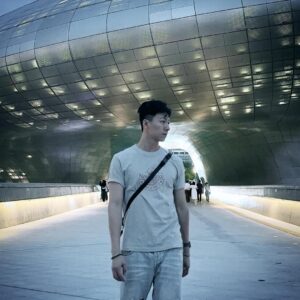 Phoebe Yuan Instagram - 你上次出門忘了帶錢是什麼時候？

我甚至也想不起，前幾天在首爾江南附近一家餐廳，結帳時信用卡就是刷不過，剛好身上韓幣也不足，正當我跟老闆支支吾吾語言不通時，一位陌生韓國歐巴直接幫我刷卡結掉（就算他可能因為正在把妹所以想帥一波）但我還是很感謝，加上很丟臉

最後一則影片是我們回飯店湊了美元跟韓幣，又跑回去拿給那位哥哥（好在艾菲隨身攜帶美元）

艾菲說：正在約會的女生都會被帥到偷偷加分吧？