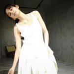 Phoebe Yuan Instagram - 上次的採訪中，我跟編輯分享：年紀越長了越能夠理解「公眾人物」的影響力遠比自己想像中來的多和大，以前被採訪的時候，我總會覺得要展現更多不一樣的自己、更好的自己、最完美的自己、很多想法的自己，讓大家看見，然後就會有更好的發展跟更多的工作。 但現在的我採訪時，會很謹慎的思考跟說出「想要傳遞的事情」。就像我每當提出疑問的時候，宇宙總是會有共時性的讓我看到，一些有幫助的文章跟文字。希望今後表達的事物，也能夠讓別人有疑惑的時候，看到我的文章跟文字，或是我的生活方式時可以豁然開朗，從未改變的深信思想、文字、任何表達出來的東西都是有能量的，你會決定要如何用你的力量去影響別人。 昨天在散步的時候剛好和老魚也聊了公眾人物的影響力這件事情。其實入行了這麼多年，從懵懵懂懂不理解其重要性，到了已經能夠一肩扛起，承擔這個看似虛幻但卻很重要的事情，但我知道我的心卻時常想吶喊：嘿！我還是個人啊！我是個普通的人類！ 我還是跟大家一樣出生的時候是從媽媽肚子裡面出來的，有身分證字號，有眼睛鼻子嘴巴，會尿急跟拉肚子，踩到狗屎的時候還是會很想要大罵髒話。我還是會犯錯、會說錯話、會偷懶、會失落、會膽怯、會觀點錯誤、會需要時間搞清楚事情的真相、會對自己跟別人生氣、有時也會誤解別人，有時也會被誤會。 我的靈性老師們很常鼓勵大家成為楷模，因為他們覺得成為楷模是比起說服別人更有影響力的一種方式。我自己的理解是楷模不是聖人，有些人會覺得你今天變成楷模，就等同於成為了偉人或現代耶穌基督，從今以後就失去了犯錯權利了，只能夠做最正確的事情，說最冠冕堂皇的話，當犯錯了不管大事小事、甚至不甘你的事，就是會被釘在十字架上，我覺得這太偉大了，太不真實了、對我來說好沉重。 我想要成為的是：一個明理，可以釐清事情真相，有被誤會的事情就澄清，做錯了事情就勇敢認錯、愉悅的認真的生活、享受人生的美好、能夠保護自己家人和朋友並且帶給他們快樂、傳遞共時的能量訊息且能幫助到人的那種楷模。