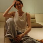 Phoebe Yuan Instagram - 真的是太感謝我的高中同學介紹julia老師給我，很幸運我身心靈啟蒙是從julia老師的希塔療癒開始。 老師的教學方式很有條理、就連很難以理解的東西，也能用很簡單的方式讓你明白，老師的公益讀書會已經成為我和魚交通跟做家事的必備良伴。 因為太想介紹老師給我的好朋友認識，加上朋友們剛好都熱愛水晶，於是揪團上了老師的美國水晶遠程觀看認證課程，度過了兩個療癒且美好的白天。 由於過程是用言語無法形容的有趣，我只能透露連老魚這種理性鐵齒邏輯腦，都眼睛發亮充滿好奇，他說很意外的發現水晶不只是漂亮而已，還能給予我們相對應的心靈陪伴。完全正中我的下懷，這樣以後我就可以正大光明買水晶說是要幫他療癒，他就不會一直在那嘰嘰叫了哈哈哈哈哈哈哈哈！ 有興趣的朋友可以報名🥹💗 @under.the.crystals 祝福大家都可以藉由美國水晶遠程觀看，找回自己的無限可能。