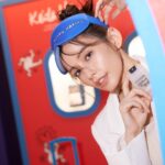 Phoebe Yuan Instagram - 那天和NCI STUDIOS的總監聊天， 他說：這世界充滿著標籤，種族、貧富、主流或非主流， 無論身上被貼上什麼樣的標籤，都形成了一種框架， 彼此之間上演著各種衝突與矛盾， 他們做了一個嶄新的嘗試：想撕掉拘束著大家的標籤， 以最純粹的靈魂去看待所有可能。 我真的愛死了這個想法。會這麼喜歡出國旅遊， 可能也是當雙腳踏在一個沒有人認識我的土地上。 彷彿那一刻的我，就脫去了身上的所有標籤 能夠單純的用意識、靈魂、愛來感知， 對我來說都新奇到不行的人事物。 這次NCI STUDIOS x Keith Haring聯名系列， 就如同每開始一趟新的旅居， 帶著舒服到不行的眼罩和充滿貼心巧思的護照夾出發。 抵達的那一刻感知永遠都像個嬰兒頭腦初次接觸到世界一樣，神奇、繽紛、亮麗、快樂。 有時候我們被肉身和物質社會定義的所有事情困住了， 或許藝術和音樂可以無國界的分享交流吸引， 是因為是用靈魂意念創作出來的吧？ 至少我是這麼相信著的。 Keith Haring的作品傳遞「散播愛」和「互相理解」 藉由他的理念，更去了解每個人看待人事物都有不同的感覺，學習著即使對方和我的看法不同、觀點不同、理念不同，都還是能夠尊重和接納對方。 我們都期許著能用更尊重平等的態度去對待所有的人。 #NCISTUDIOS #YOUNITED #KeithHaring