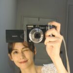 Phoebe Yuan Instagram - 情緒是會互相影響的，有時幫助別人不是照單全收對方的情緒，而是想著讓彼此都能往更開心、快樂的方向前進。 假設我們是容器，分擔情緒的方式不是把對方不開心的水，全部都倒在自己的杯子裡。應該是要讓對方自己把不開心的水倒出去，而不是每次都倒到你那邊來，要想著怎麼樣才能幫他執行倒出去的動作。當我們幫助他倒出去，不承接別人不開心的水，我們都呈現了空瓶子的狀態，就可以裝更多開心的、有創造力、平靜、快樂穩定的水和能量。 接住別人也是一樣的道理，接住他是幫助他平穩的落在土地上，而不是當他的墊背讓他跌在土地上的時候順便把你壓死了。有時候我們會沒有辦法分得很清楚，而默默承接了別人的痛苦。原來承接了別人的痛苦，他們的痛苦還是存在不會減輕，但若能指引讓他卸下痛苦，就不會複製痛苦在自己身上，也能讓他解決痛苦的問題。 想著要幫別人分擔解憂的時候，應該是要往這個方向去思考，這樣我們就會平衡很多。和別人的關係也是一樣，才不會一直處在失衡的狀態。大家試試看後可以告訴我感想，一起來聊看看有沒有什麼有趣的事情發生。 希望大家都可以成為那個幫助別人卸下重擔在土地上的那個人，不是幫別人背下重擔而壓死自己的那個人。 #身心靈平衡 #身心靈成長 #療癒語錄 #情緒健康 #godfeeling