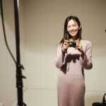 Phoebe Yuan Instagram – 前陣子發現了一個日本網站上面有之前找不到的復古相機，還蠻容易購買的，但他需要競標。為了要買我花了很多時間在做尋找、研究下標。可能因為從來沒有跟人家競標過，一開始抓不到訣竅，總是臨門一腳沒有標到喜歡的相機。

越來越心急的我，鎖定了其中一款比較容易入手的，三天前就開始下標，但隨著一直被超越，心情越來越忐忑緊張，蠻不喜歡買個東西有這種感覺的，反正過程就是各種不順利。

說好今年要順流，可能因為花了太多心力和時間，竟然異常的執著、無法放棄。熬夜、正事不做每天黏在電腦前，導致生理痘大噴！老魚認為這段時間，我已走火入魔！身體跟靈魂都被這個拍賣網站綁票。

從三天到最後的半小時關鍵時刻，苦苦掙扎的我最後腦海忽然冒出一個念頭：這麼不順利，會不會是這個相機的款式根本就不適合我？那就算了，沒緣分就不要再浪費時間了！

果斷放棄後，我無意識地逛逛網頁，竟然看見心目中no.1的夢幻機種，同樣也是在搶標，時間剩下10分鐘，價格還出乎意料的超低？！玩票性質的下標了一兩回合，不想要落入之前的模式繼續競標了，決定設定一個覺得買到絕對是賺到，但比現在的出價高一些的價格，有就表示我們有緣分我會很開心，沒有也沒關係，沒浪費太多時間。

競標結束後，我發現竟然標到了，只花了不到15分鐘就得到了意外夢幻機種，還比一開始鎖定第二順位的便宜！（CONTAX 比KYOCERA便宜！有在研究復古相機的朋友們一定能理解這種激動！）那瞬間懂了，如果一直緊抓著原本這個不順利的機器不放，並且堅持一定要買到，標到的那一刻！我一定會大鬆一口氣，覺得終於搞定了！然後把電腦關掉。那這個夢幻機種就不會出現了。

不管最後這個相機有沒有到我手裡，都認為發生這事是宇宙想讓我真正體驗到：「如果一直對一件不屬於你的事情緊抓不放，很難空出雙手，迎接宇宙真的想給你、超乎你想像的好東西。」

這件事比得到夢幻相機寶貴。