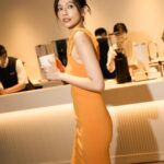 Phoebe Yuan Instagram - 北市多了一個可以友善地球、永續減碳、 還能放鬆享受健康蔬食的質感空間， 以後和老魚又多了一個地標可以好好約會了！ 在 @plantarium.2023 裡，我打算先喝杯咖啡看看書，肚子餓了就去vegan餐廳吃到飽， 大大品嚐每一道原型食物精心烹飪後， 健康和新鮮在嘴裡跳動的美味， 可以滿足食慾又輕鬆無負擔的感覺真好。 最後結尾在本人熱愛的超市， 把蔬食超市當成一個散步助消化的行程也完全沒有問題！ 裸賣的香料完全可以激發我和老魚的烹飪靈感。 最後的最後還要買一個質好日煎包回家自己煎起來當宵夜！ 三年前為了運動表現開始嚐試蔬食， 過了三年還是心醉於蔬食， 我的身體知道美好的事物從不需要有壓力、 不用努力堅持，只要安靜聆聽身體的聲音， 就能愉悅的成為那個最自在的模樣。