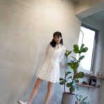 Phoebe Yuan Instagram - 台北的天氣有時候冷有時候熱，這樣進可攻退可守的穿搭，實在是太適合了。 最近超級喜歡洋裝配球鞋✌🏾 @clubmonaco #clubmonacotw