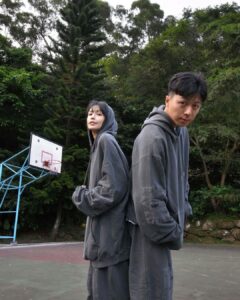 Phoebe Yuan Instagram - 搞清楚屬於自己的地圖後， 就好好的玩吧！ 玩的盡興最重要🏀 👕👖 @jessielin_style @__jc.com__ @denzel.yu #couplestyle #coupletravel #couplelife #coupleoutfits
