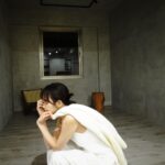 Phoebe Yuan Instagram - 上次的採訪中，我跟編輯分享：年紀越長了越能夠理解「公眾人物」的影響力遠比自己想像中來的多和大，以前被採訪的時候，我總會覺得要展現更多不一樣的自己、更好的自己、最完美的自己、很多想法的自己，讓大家看見，然後就會有更好的發展跟更多的工作。 但現在的我採訪時，會很謹慎的思考跟說出「想要傳遞的事情」。就像我每當提出疑問的時候，宇宙總是會有共時性的讓我看到，一些有幫助的文章跟文字。希望今後表達的事物，也能夠讓別人有疑惑的時候，看到我的文章跟文字，或是我的生活方式時可以豁然開朗，從未改變的深信思想、文字、任何表達出來的東西都是有能量的，你會決定要如何用你的力量去影響別人。 昨天在散步的時候剛好和老魚也聊了公眾人物的影響力這件事情。其實入行了這麼多年，從懵懵懂懂不理解其重要性，到了已經能夠一肩扛起，承擔這個看似虛幻但卻很重要的事情，但我知道我的心卻時常想吶喊：嘿！我還是個人啊！我是個普通的人類！ 我還是跟大家一樣出生的時候是從媽媽肚子裡面出來的，有身分證字號，有眼睛鼻子嘴巴，會尿急跟拉肚子，踩到狗屎的時候還是會很想要大罵髒話。我還是會犯錯、會說錯話、會偷懶、會失落、會膽怯、會觀點錯誤、會需要時間搞清楚事情的真相、會對自己跟別人生氣、有時也會誤解別人，有時也會被誤會。 我的靈性老師們很常鼓勵大家成為楷模，因為他們覺得成為楷模是比起說服別人更有影響力的一種方式。我自己的理解是楷模不是聖人，有些人會覺得你今天變成楷模，就等同於成為了偉人或現代耶穌基督，從今以後就失去了犯錯權利了，只能夠做最正確的事情，說最冠冕堂皇的話，當犯錯了不管大事小事、甚至不甘你的事，就是會被釘在十字架上，我覺得這太偉大了，太不真實了、對我來說好沉重。 我想要成為的是：一個明理，可以釐清事情真相，有被誤會的事情就澄清，做錯了事情就勇敢認錯、愉悅的認真的生活、享受人生的美好、能夠保護自己家人和朋友並且帶給他們快樂、傳遞共時的能量訊息且能幫助到人的那種楷模。