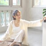 Phoebe Yuan Instagram - 到歐洲旅遊了一個月鼻子就暢通了一個月，回到台灣真的最不想面對的就是潮濕會讓我嚴重過敏的空氣，即使是冬天家裡也還是需要不斷維持除濕的運轉，在台灣生活真的不能沒有除濕機！ 最新的Panasonic變頻清淨型除濕機是家裡新成員，可以同時除濕和過濾空氣，觸控螢幕也很方便操作，附贈的烘鞋烘衣的小配件很值得拍拍手，下雨天時就可立即烘乾濕鞋收到更衣間。 懶惰倒除濕機水的人也可學學老魚，裝潢時先佈好出水口，就一輩子不用倒水了！ @panasonic.taiwan #panasonic除濕機 #除濕機 #變頻清淨型除濕機 #雙重淨化
