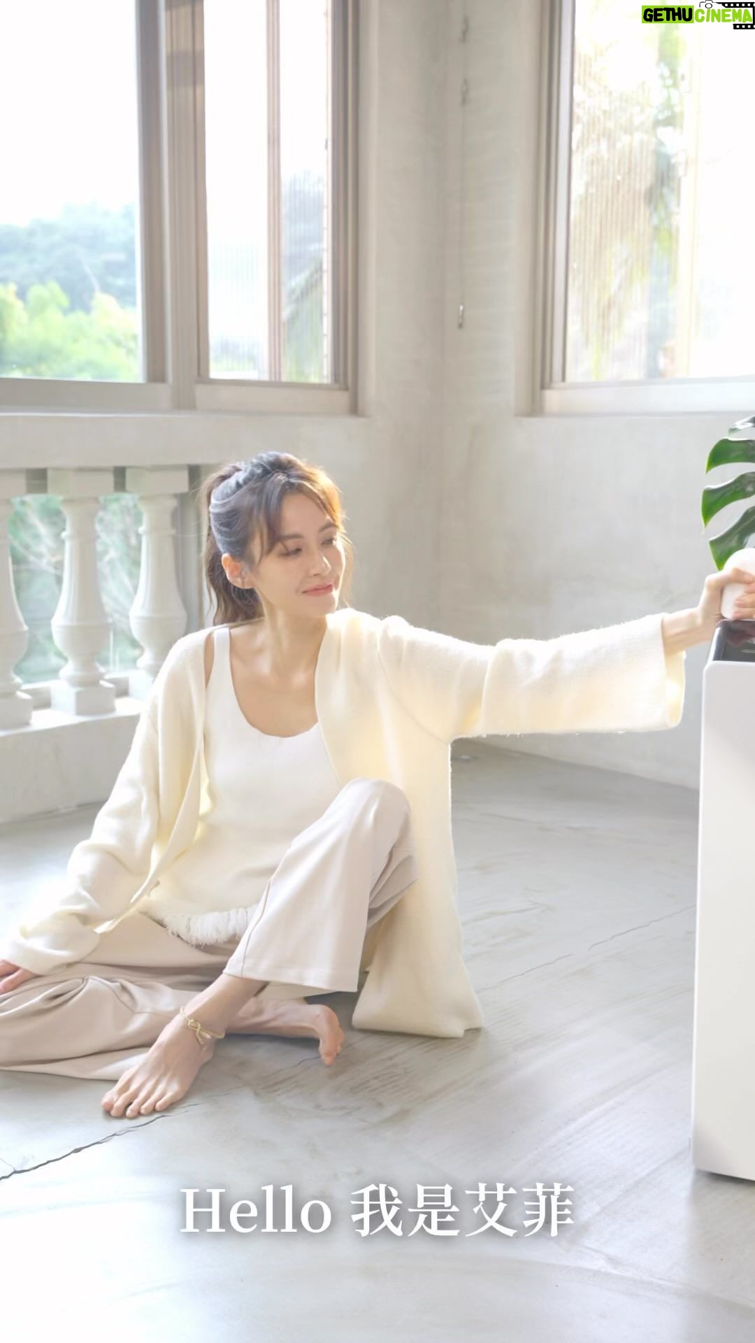 Phoebe Yuan Instagram - 到歐洲旅遊了一個月鼻子就暢通了一個月,回到台灣真的最不想面對的就是潮濕會讓我嚴重過敏的空氣,即使是冬天家裡也還是需要不斷維持除濕的運轉,在台灣生活真的不能沒有除濕機! 最新的Panasonic變頻清淨型除濕機是家裡新成員,可以同時除濕和過濾空氣,觸控螢幕也很方便操作,附贈的烘鞋烘衣的小配件很值得拍拍手,下雨天時就可立即烘乾濕鞋收到更衣間。 懶惰倒除濕機水的人也可學學老魚,裝潢時先佈好出水口,就一輩子不用倒水了! @panasonic.taiwan #panasonic除濕機 #除濕機 #變頻清淨型除濕機 #雙重淨化