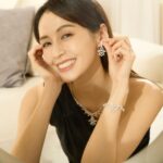 Phoebe Yuan Instagram - 鈴蘭花的花語是：「幸福歸來」， 人們深信鈴蘭是可以帶來幸福和希望的。 以前的我一度以為，這樣奢侈的幸福，不會降臨在我身上。大家現在應該很難以想像這樣的我吧！ 曾經自傲到認為沒有人有能耐理解包容， 也自卑到認為那這樣又憑什麼能夠獲得幸福呢？ 現在的我，很好。 有我愛的人，和深愛我的人，一起生活著。 但有時候以前那個不信任充滿恐懼的自己 會問現在的自己：現在這樣就是幸福嗎？ 到底什麼是幸福？你理出個頭緒來了嗎？ 那天配戴周大福，看到鈴蘭樣式的小碎鑽， 中央鑲著一顆美麗的鑽石， 好像一顆精緻可愛的倒掛小鈴鐺。想到了老魚的小提醒：請我結束後打給他，他會立刻來接我。 我發現了幸福其實沒有以前想像中的這麼困難， 只要用心感受，幸福就隱藏在每天在過的生活裡面。 決定和對方共度一生，牽起手的那一刻，是一種幸福。 爭吵完的溝通後，擁抱和好的那一刻，是一種幸福。 在五度的柏林，窩在一起吃著泡麵，相視而笑的那個時刻，是一種幸福。 同時看到對方，被建築的雄偉壯觀嚇到的大爆笑時刻， 是一種幸福。 逃出可怕旅館，找間當地人的小餐館，大吃大喝慶祝的那個時刻，是一種幸福。 細數不盡的幸福原來是藏在流動時間裡的寶藏，當願意看見、願意付出行動、願意打開心去愛的那一刻，我們就會搖身一變，成為那最豐盛、擁有最多幸福的尋寶專家。 @chowtaifookjewellery #ChowTaiFook #NaturalDiamonds #BeyondTime #CTFDiamonds #DiamondLegacy #周大福 #周大福天然鑽石