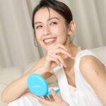 Phoebe Yuan Instagram - 留言@一位朋友抽獎送小禮物。 已經不是迅猛龍很久了…. 以前的我就是個小暴牙，嘴巴無法完全閉合微笑的那種。小時候媽媽都安慰我：很可愛啊！你這樣吃玉米很快啊！我竟然被說服，就覺得暴牙就是偶爾被開玩笑而已，很像也還好。 但後來在當模特兒時，因為牙齒的關係，總會因為拍照時有些角度容易露出暴牙的側面。讓我的工作有受限，甚至後來工作時要笑開心的時候，因為害怕自己牙齒飛出，而小小的沒有自信，動了想要矯正牙齒的念頭。 但因為當時矯正對我來說，是一筆驚人的昂貴費用， 加上如果戴上大鋼牙，也就有陣子沒辦法接拍照工作了。所以內心真的很猶豫，諮詢了幾個矯正很成功的模特兒朋友，她大大的鼓勵我，給我看他以前還沒矯正的照片。 我發現他矯正完後，整個人的樣子變得更清新和諧了。 甚至連臉型都變得有些不同，那張照片讓我決定，要給我的笑容一個煥然一新的機會。 於是咬緊我的小暴牙關、殺了豬公，開始了我的牙套之旅。現在回想起來，年輕時所有做的決定裡面，矯正牙齒是前三名內最正確的。加上現在矯正牙齒的技術比以前進步很多，也有比以前多更多的選擇，真的讓我心生羨慕，像新加坡的隱形牙套品牌Zenyum綻雅就是透明的牙套。這種牙套很棒的地方是，可以清楚地在矯正過程中看見自己牙齒的狀況，可以不用當大鋼牙、清潔方便、也不必擔心口腔粘膜老是被刮破。 矯正的費用也很合理透明，沒有隱藏費用，均一收費不會因爲區域、診所、醫師不同而有不同價格。 還記得以前常聽朋友被獅子大開口的故事，每次聽都慶幸我那時候選擇的牙醫師很正常，Zenyum綻雅有透明的價格真的很棒，完全避免了當冤大頭的機會。 以前我們跑診所諮詢預約比較有名的診所，基本一定要等一週以後，有些評估跟做矯正前的資料跟照片，都需要費用並以千元為單位起跳，每家收費也不一定，如果後續才發現不適合配戴，就會白白花費很多時間與金錢！ Zenyum綻雅完全免費的線上初步評估就超級貼心， 只要上傳基本資料跟四張照片，5分鐘就好了！能夠先確認自己適合配戴再到診所看診及進行下一步的齒列資料搜集，再讓專業醫師製作專屬治療計畫動畫，讓你可以預覽戴完牙套的樣子，滿意之後才需要開始支付療程費用。現在有這種線上評估服務給想矯正的朋友，也太幸福了吧！ 每次朋友跟粉絲看到我大又整齊的牙齒，和我聊說他們想矯正但又很猶豫，我永遠都只有一個答案：別考慮了！快去！因為這一定會是人生中一個很棒的決定。 免費線上評估連結 ：https://bit.ly/3Gm1jE0 現在綻雅還有年末優惠活動。 即日起至12/31，隱形牙套療程最高折扣18000， 完成指定任務累積積分，總積分達標有機會再領6000元現金獎金！隱形牙套療程最低只要6萬元！ #Zenyum #SmileMore #綻雅台灣 @zenyum.tw
