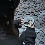 Phoebe Yuan Instagram - 語音導覽，平靜的訴說難以想像的真實故事。 被抓時急忙離開留下的簡短文字。 去集中營火車上拋出窗外給家人的警示信。 無數個鐵片臉孔，不管是故意、不得已、用力或輕輕踏過，發出難以忽視匡噹匡噹的聲響。 在時間漩渦裡煽動、忽視、無奈，分不清對錯的悲劇。 生命中不可承受之重。 Jüdisches Museum Berlin | Jewish Museum Berlin