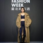 Phoebe Yuan Instagram - 服裝的魔力是一旦開始欣賞，任何的小細節都像是夢遊仙境的入口，進入設計師的華麗小宇宙。 @seivson 精緻卻輕盈的巧思滿滿，最喜歡份量十足卻能讓人感受俐落的氛圍。 @tpe.fashionweek @_ssss816 @justin_chan @mikamikatsai