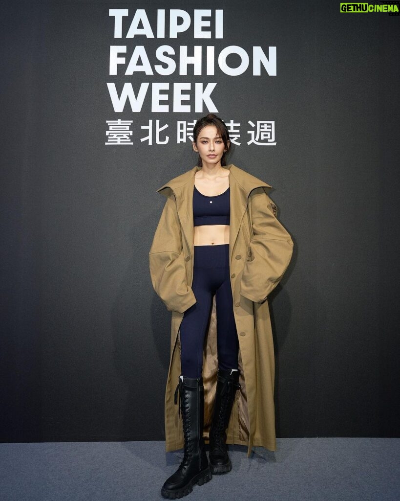 Phoebe Yuan Instagram - 服裝的魔力是一旦開始欣賞，任何的小細節都像是夢遊仙境的入口，進入設計師的華麗小宇宙。 @seivson 精緻卻輕盈的巧思滿滿，最喜歡份量十足卻能讓人感受俐落的氛圍。 @tpe.fashionweek @_ssss816 @justin_chan @mikamikatsai