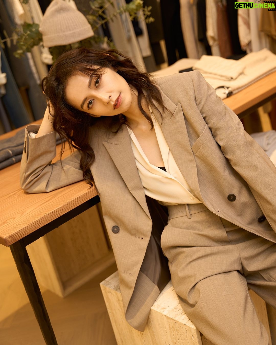 Phoebe Yuan Instagram - 走進全新改造的Club Monaco微風信義店,彷彿穿越到了紐約的時尚殿堂。店內簡約但精緻,原木和大理石搭配上柔和的燈光和灰色牆面,讓整個空間流露著舒適高雅的氣息。 2023秋冬系列的每套衣服都是時尚和舒適的完美融合。除了簡單大方可以襯托出一個人的質感之外,還能恰到好處的展現女性魅力,完全就是我今年想要呈現給大家的風格。 現在周年慶有優惠,精打細算的時尚達人們,微風信義Club Monaco 店今年秋冬絕對可以大大滿足你的品味。 @ClubMonaco @Imaginextw #ClubMonacotw