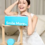 Phoebe Yuan Instagram - 留言@一位朋友抽獎送小禮物。 已經不是迅猛龍很久了…. 以前的我就是個小暴牙，嘴巴無法完全閉合微笑的那種。小時候媽媽都安慰我：很可愛啊！你這樣吃玉米很快啊！我竟然被說服，就覺得暴牙就是偶爾被開玩笑而已，很像也還好。 但後來在當模特兒時，因為牙齒的關係，總會因為拍照時有些角度容易露出暴牙的側面。讓我的工作有受限，甚至後來工作時要笑開心的時候，因為害怕自己牙齒飛出，而小小的沒有自信，動了想要矯正牙齒的念頭。 但因為當時矯正對我來說，是一筆驚人的昂貴費用， 加上如果戴上大鋼牙，也就有陣子沒辦法接拍照工作了。所以內心真的很猶豫，諮詢了幾個矯正很成功的模特兒朋友，她大大的鼓勵我，給我看他以前還沒矯正的照片。 我發現他矯正完後，整個人的樣子變得更清新和諧了。 甚至連臉型都變得有些不同，那張照片讓我決定，要給我的笑容一個煥然一新的機會。 於是咬緊我的小暴牙關、殺了豬公，開始了我的牙套之旅。現在回想起來，年輕時所有做的決定裡面，矯正牙齒是前三名內最正確的。加上現在矯正牙齒的技術比以前進步很多，也有比以前多更多的選擇，真的讓我心生羨慕，像新加坡的隱形牙套品牌Zenyum綻雅就是透明的牙套。這種牙套很棒的地方是，可以清楚地在矯正過程中看見自己牙齒的狀況，可以不用當大鋼牙、清潔方便、也不必擔心口腔粘膜老是被刮破。 矯正的費用也很合理透明，沒有隱藏費用，均一收費不會因爲區域、診所、醫師不同而有不同價格。 還記得以前常聽朋友被獅子大開口的故事，每次聽都慶幸我那時候選擇的牙醫師很正常，Zenyum綻雅有透明的價格真的很棒，完全避免了當冤大頭的機會。 以前我們跑診所諮詢預約比較有名的診所，基本一定要等一週以後，有些評估跟做矯正前的資料跟照片，都需要費用並以千元為單位起跳，每家收費也不一定，如果後續才發現不適合配戴，就會白白花費很多時間與金錢！ Zenyum綻雅完全免費的線上初步評估就超級貼心， 只要上傳基本資料跟四張照片，5分鐘就好了！能夠先確認自己適合配戴再到診所看診及進行下一步的齒列資料搜集，再讓專業醫師製作專屬治療計畫動畫，讓你可以預覽戴完牙套的樣子，滿意之後才需要開始支付療程費用。現在有這種線上評估服務給想矯正的朋友，也太幸福了吧！ 每次朋友跟粉絲看到我大又整齊的牙齒，和我聊說他們想矯正但又很猶豫，我永遠都只有一個答案：別考慮了！快去！因為這一定會是人生中一個很棒的決定。 免費線上評估連結 ：https://bit.ly/3Gm1jE0 現在綻雅還有年末優惠活動。 即日起至12/31，隱形牙套療程最高折扣18000， 完成指定任務累積積分，總積分達標有機會再領6000元現金獎金！隱形牙套療程最低只要6萬元！ #Zenyum #SmileMore #綻雅台灣 @zenyum.tw