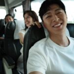 Phoebe Yuan Instagram - 當需要獲得療癒的時候就勇敢的說出來吧！當覺得很受傷需要擦藥的時候，請告訴大家你受傷了，不要像貓咪一樣躲起來，自己面對自己的傷口。 傷口是需要透氣消毒在通風的地方才好的快，若一直悶著會讓傷口長金黃色葡萄球菌，反而會讓傷口變得更糟糕。若把心都封閉起來也會長心靈的細菌，沒有受傷的狀態下，若長期處在不通風的環境也會變得不健康。 告訴大家需要療傷或是對別人示弱，並不代表就是個弱者，再強的人都有覺得需要休息或者是軟弱的時刻。連無敵鐵金剛都是需要有人員坐在裡面、或是來點動力、或是有人操作才可以行動，何況我們就只是一個有機的物體。 像個普通人到底有什麼不好的呢？為什麼大家都想要成為沒有缺點、沒有弱點、不會受傷的機器人？失去了柔軟的地方、好像失去了情感、好像大家都很不在乎柔軟的心，不想要讓柔軟的心成為自己的弱點。所以常常會在心的外面裝上金屬刺蝟的裝置、或是把心用金屬牆壁封閉起來。 變形金剛某部分的弱點是人類，當他們對人類有感情的時候，這個就變成了他們的弱點。但從電影的角度看來，這同時也是他們最大的優點，不是嗎？弱點的另外一面就是優點，脆弱的感情另外一面就是堅定的情感，為什麼我們在看國片的時候都會為家人的情感、夫妻的情感、男女朋友的情感流淚而感動？照理講偽裝的鋼鐵刺蝟心，應該都覺得這一切都在辦家家酒啊！有什麼好哭的呢？或許就是在鋼鐵外殼裡面那顆柔軟的心，從來都沒有變過的關係。 我們以為的偽裝其實從來不需要，也不需要躲藏，若是真心的表達出來讓愛你的人知道這沒有不好，討厭你或想傷害你的人不管你做什麼樣的事情，他都會想盡辦法來傷害你，但是愛你或是需要你的人，用刺蝟的心更柔軟的心對著他們，他們接收到而反應給你的情緒會有很大的不同。 真的別擔心，大家都是普通的人類。每個人都有頭腦、有四肢、有心臟、有鼻子眼睛嘴巴，沒有人的心智是像機械那樣無堅不摧的。 我們永遠有選擇，就算是機器人也能選擇自己想要變成博派金剛或狂派金剛，連機器人都有選擇了，我們怎麼可能沒有？別再欺騙自己說沒有選擇了，是現實逼迫你的。沒有這回事！能主導你的人生的永遠都只有你自己。 #療癒語錄 #療癒心靈