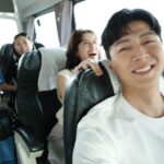 Phoebe Yuan Instagram - 當需要獲得療癒的時候就勇敢的說出來吧！當覺得很受傷需要擦藥的時候，請告訴大家你受傷了，不要像貓咪一樣躲起來，自己面對自己的傷口。 傷口是需要透氣消毒在通風的地方才好的快，若一直悶著會讓傷口長金黃色葡萄球菌，反而會讓傷口變得更糟糕。若把心都封閉起來也會長心靈的細菌，沒有受傷的狀態下，若長期處在不通風的環境也會變得不健康。 告訴大家需要療傷或是對別人示弱，並不代表就是個弱者，再強的人都有覺得需要休息或者是軟弱的時刻。連無敵鐵金剛都是需要有人員坐在裡面、或是來點動力、或是有人操作才可以行動，何況我們就只是一個有機的物體。 像個普通人到底有什麼不好的呢？為什麼大家都想要成為沒有缺點、沒有弱點、不會受傷的機器人？失去了柔軟的地方、好像失去了情感、好像大家都很不在乎柔軟的心，不想要讓柔軟的心成為自己的弱點。所以常常會在心的外面裝上金屬刺蝟的裝置、或是把心用金屬牆壁封閉起來。 變形金剛某部分的弱點是人類，當他們對人類有感情的時候，這個就變成了他們的弱點。但從電影的角度看來，這同時也是他們最大的優點，不是嗎？弱點的另外一面就是優點，脆弱的感情另外一面就是堅定的情感，為什麼我們在看國片的時候都會為家人的情感、夫妻的情感、男女朋友的情感流淚而感動？照理講偽裝的鋼鐵刺蝟心，應該都覺得這一切都在辦家家酒啊！有什麼好哭的呢？或許就是在鋼鐵外殼裡面那顆柔軟的心，從來都沒有變過的關係。 我們以為的偽裝其實從來不需要，也不需要躲藏，若是真心的表達出來讓愛你的人知道這沒有不好，討厭你或想傷害你的人不管你做什麼樣的事情，他都會想盡辦法來傷害你，但是愛你或是需要你的人，用刺蝟的心更柔軟的心對著他們，他們接收到而反應給你的情緒會有很大的不同。 真的別擔心，大家都是普通的人類。每個人都有頭腦、有四肢、有心臟、有鼻子眼睛嘴巴，沒有人的心智是像機械那樣無堅不摧的。 我們永遠有選擇，就算是機器人也能選擇自己想要變成博派金剛或狂派金剛，連機器人都有選擇了，我們怎麼可能沒有？別再欺騙自己說沒有選擇了，是現實逼迫你的。沒有這回事！能主導你的人生的永遠都只有你自己。 #療癒語錄 #療癒心靈