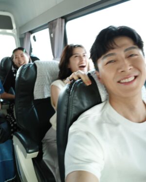 Phoebe Yuan Instagram - 當需要獲得療癒的時候就勇敢的說出來吧！當覺得很受傷需要擦藥的時候，請告訴大家你受傷了，不要像貓咪一樣躲起來，自己面對自己的傷口。

傷口是需要透氣消毒在通風的地方才好的快，若一直悶著會讓傷口長金黃色葡萄球菌，反而會讓傷口變得更糟糕。若把心都封閉起來也會長心靈的細菌，沒有受傷的狀態下，若長期處在不通風的環境也會變得不健康。

告訴大家需要療傷或是對別人示弱，並不代表就是個弱者，再強的人都有覺得需要休息或者是軟弱的時刻。連無敵鐵金剛都是需要有人員坐在裡面、或是來點動力、或是有人操作才可以行動，何況我們就只是一個有機的物體。

像個普通人到底有什麼不好的呢？為什麼大家都想要成為沒有缺點、沒有弱點、不會受傷的機器人？失去了柔軟的地方、好像失去了情感、好像大家都很不在乎柔軟的心，不想要讓柔軟的心成為自己的弱點。所以常常會在心的外面裝上金屬刺蝟的裝置、或是把心用金屬牆壁封閉起來。

變形金剛某部分的弱點是人類，當他們對人類有感情的時候，這個就變成了他們的弱點。但從電影的角度看來，這同時也是他們最大的優點，不是嗎？弱點的另外一面就是優點，脆弱的感情另外一面就是堅定的情感，為什麼我們在看國片的時候都會為家人的情感、夫妻的情感、男女朋友的情感流淚而感動？照理講偽裝的鋼鐵刺蝟心，應該都覺得這一切都在辦家家酒啊！有什麼好哭的呢？或許就是在鋼鐵外殼裡面那顆柔軟的心，從來都沒有變過的關係。

我們以為的偽裝其實從來不需要，也不需要躲藏，若是真心的表達出來讓愛你的人知道這沒有不好，討厭你或想傷害你的人不管你做什麼樣的事情，他都會想盡辦法來傷害你，但是愛你或是需要你的人，用刺蝟的心更柔軟的心對著他們，他們接收到而反應給你的情緒會有很大的不同。

真的別擔心，大家都是普通的人類。每個人都有頭腦、有四肢、有心臟、有鼻子眼睛嘴巴，沒有人的心智是像機械那樣無堅不摧的。

我們永遠有選擇，就算是機器人也能選擇自己想要變成博派金剛或狂派金剛，連機器人都有選擇了，我們怎麼可能沒有？別再欺騙自己說沒有選擇了，是現實逼迫你的。沒有這回事！能主導你的人生的永遠都只有你自己。

#療癒語錄 
#療癒心靈