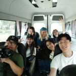 Phoebe Yuan Instagram - 當需要獲得療癒的時候就勇敢的說出來吧！當覺得很受傷需要擦藥的時候，請告訴大家你受傷了，不要像貓咪一樣躲起來，自己面對自己的傷口。 傷口是需要透氣消毒在通風的地方才好的快，若一直悶著會讓傷口長金黃色葡萄球菌，反而會讓傷口變得更糟糕。若把心都封閉起來也會長心靈的細菌，沒有受傷的狀態下，若長期處在不通風的環境也會變得不健康。 告訴大家需要療傷或是對別人示弱，並不代表就是個弱者，再強的人都有覺得需要休息或者是軟弱的時刻。連無敵鐵金剛都是需要有人員坐在裡面、或是來點動力、或是有人操作才可以行動，何況我們就只是一個有機的物體。 像個普通人到底有什麼不好的呢？為什麼大家都想要成為沒有缺點、沒有弱點、不會受傷的機器人？失去了柔軟的地方、好像失去了情感、好像大家都很不在乎柔軟的心，不想要讓柔軟的心成為自己的弱點。所以常常會在心的外面裝上金屬刺蝟的裝置、或是把心用金屬牆壁封閉起來。 變形金剛某部分的弱點是人類，當他們對人類有感情的時候，這個就變成了他們的弱點。但從電影的角度看來，這同時也是他們最大的優點，不是嗎？弱點的另外一面就是優點，脆弱的感情另外一面就是堅定的情感，為什麼我們在看國片的時候都會為家人的情感、夫妻的情感、男女朋友的情感流淚而感動？照理講偽裝的鋼鐵刺蝟心，應該都覺得這一切都在辦家家酒啊！有什麼好哭的呢？或許就是在鋼鐵外殼裡面那顆柔軟的心，從來都沒有變過的關係。 我們以為的偽裝其實從來不需要，也不需要躲藏，若是真心的表達出來讓愛你的人知道這沒有不好，討厭你或想傷害你的人不管你做什麼樣的事情，他都會想盡辦法來傷害你，但是愛你或是需要你的人，用刺蝟的心更柔軟的心對著他們，他們接收到而反應給你的情緒會有很大的不同。 真的別擔心，大家都是普通的人類。每個人都有頭腦、有四肢、有心臟、有鼻子眼睛嘴巴，沒有人的心智是像機械那樣無堅不摧的。 我們永遠有選擇，就算是機器人也能選擇自己想要變成博派金剛或狂派金剛，連機器人都有選擇了，我們怎麼可能沒有？別再欺騙自己說沒有選擇了，是現實逼迫你的。沒有這回事！能主導你的人生的永遠都只有你自己。 #療癒語錄 #療癒心靈