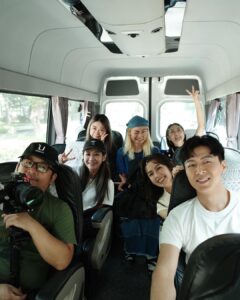 Phoebe Yuan Instagram - 當需要獲得療癒的時候就勇敢的說出來吧！當覺得很受傷需要擦藥的時候，請告訴大家你受傷了，不要像貓咪一樣躲起來，自己面對自己的傷口。 傷口是需要透氣消毒在通風的地方才好的快，若一直悶著會讓傷口長金黃色葡萄球菌，反而會讓傷口變得更糟糕。若把心都封閉起來也會長心靈的細菌，沒有受傷的狀態下，若長期處在不通風的環境也會變得不健康。 告訴大家需要療傷或是對別人示弱，並不代表就是個弱者，再強的人都有覺得需要休息或者是軟弱的時刻。連無敵鐵金剛都是需要有人員坐在裡面、或是來點動力、或是有人操作才可以行動，何況我們就只是一個有機的物體。 像個普通人到底有什麼不好的呢？為什麼大家都想要成為沒有缺點、沒有弱點、不會受傷的機器人？失去了柔軟的地方、好像失去了情感、好像大家都很不在乎柔軟的心，不想要讓柔軟的心成為自己的弱點。所以常常會在心的外面裝上金屬刺蝟的裝置、或是把心用金屬牆壁封閉起來。 變形金剛某部分的弱點是人類，當他們對人類有感情的時候，這個就變成了他們的弱點。但從電影的角度看來，這同時也是他們最大的優點，不是嗎？弱點的另外一面就是優點，脆弱的感情另外一面就是堅定的情感，為什麼我們在看國片的時候都會為家人的情感、夫妻的情感、男女朋友的情感流淚而感動？照理講偽裝的鋼鐵刺蝟心，應該都覺得這一切都在辦家家酒啊！有什麼好哭的呢？或許就是在鋼鐵外殼裡面那顆柔軟的心，從來都沒有變過的關係。 我們以為的偽裝其實從來不需要，也不需要躲藏，若是真心的表達出來讓愛你的人知道這沒有不好，討厭你或想傷害你的人不管你做什麼樣的事情，他都會想盡辦法來傷害你，但是愛你或是需要你的人，用刺蝟的心更柔軟的心對著他們，他們接收到而反應給你的情緒會有很大的不同。 真的別擔心，大家都是普通的人類。每個人都有頭腦、有四肢、有心臟、有鼻子眼睛嘴巴，沒有人的心智是像機械那樣無堅不摧的。 我們永遠有選擇，就算是機器人也能選擇自己想要變成博派金剛或狂派金剛，連機器人都有選擇了，我們怎麼可能沒有？別再欺騙自己說沒有選擇了，是現實逼迫你的。沒有這回事！能主導你的人生的永遠都只有你自己。 #療癒語錄 #療癒心靈