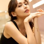 Phoebe Yuan Instagram - STAR JEWELRY對我來說不僅僅是輕珠寶而已，是一種輕柔且溫暖的吸引力。我選用的OCTANGLE系列，紫黃色漸變的優美紫黃晶，讓我想到了東京夕陽中的紫藤花海，在微風中輕輕搖曳著，像是美麗浪漫的詩篇，細緻柔和的讓人感動。 加上可以自由搭配疊加的戒指，發揮巧思的佩戴著它們，彷彿每天都可愛俏皮的和人分享自己的美麗小秘密。 那天觀察著大家，最驚喜的小發現：現場所有佩戴著STAR JEWELRY的女性，都不自覺的充滿了細膩柔和的氣場，舉手投足間散發著精緻的光采、優雅的魅力，好像笑容中的淺淺微笑，不炫耀張揚，而是用最溫柔的方式吸引著目光。 我想這就是STAR JEWELRY令人如此著迷的原因吧！ 即日起至2023/11/12前，新品全面有95折優惠，購買2項珠寶滿額再送精緻珠寶盒~有經過信義A8的話可以到STAR JEWELRY逛逛唷! #starjewelrytw #starjewelry #日系輕珠寶 #jewelry @starjewelry_taiwan