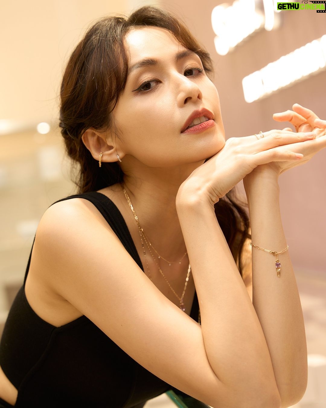Phoebe Yuan Instagram - STAR JEWELRY對我來說不僅僅是輕珠寶而已,是一種輕柔且溫暖的吸引力。我選用的OCTANGLE系列,紫黃色漸變的優美紫黃晶,讓我想到了東京夕陽中的紫藤花海,在微風中輕輕搖曳著,像是美麗浪漫的詩篇,細緻柔和的讓人感動。 加上可以自由搭配疊加的戒指,發揮巧思的佩戴著它們,彷彿每天都可愛俏皮的和人分享自己的美麗小秘密。 那天觀察著大家,最驚喜的小發現:現場所有佩戴著STAR JEWELRY的女性,都不自覺的充滿了細膩柔和的氣場,舉手投足間散發著精緻的光采、優雅的魅力,好像笑容中的淺淺微笑,不炫耀張揚,而是用最溫柔的方式吸引著目光。 我想這就是STAR JEWELRY令人如此著迷的原因吧! 即日起至2023/11/12前,新品全面有95折優惠,購買2項珠寶滿額再送精緻珠寶盒~有經過信義A8的話可以到STAR JEWELRY逛逛唷! #starjewelrytw #starjewelry #日系輕珠寶 #jewelry @starjewelry_taiwan
