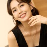 Phoebe Yuan Instagram - STAR JEWELRY對我來說不僅僅是輕珠寶而已，是一種輕柔且溫暖的吸引力。我選用的OCTANGLE系列，紫黃色漸變的優美紫黃晶，讓我想到了東京夕陽中的紫藤花海，在微風中輕輕搖曳著，像是美麗浪漫的詩篇，細緻柔和的讓人感動。 加上可以自由搭配疊加的戒指，發揮巧思的佩戴著它們，彷彿每天都可愛俏皮的和人分享自己的美麗小秘密。 那天觀察著大家，最驚喜的小發現：現場所有佩戴著STAR JEWELRY的女性，都不自覺的充滿了細膩柔和的氣場，舉手投足間散發著精緻的光采、優雅的魅力，好像笑容中的淺淺微笑，不炫耀張揚，而是用最溫柔的方式吸引著目光。 我想這就是STAR JEWELRY令人如此著迷的原因吧！ 即日起至2023/11/12前，新品全面有95折優惠，購買2項珠寶滿額再送精緻珠寶盒~有經過信義A8的話可以到STAR JEWELRY逛逛唷! #starjewelrytw #starjewelry #日系輕珠寶 #jewelry @starjewelry_taiwan