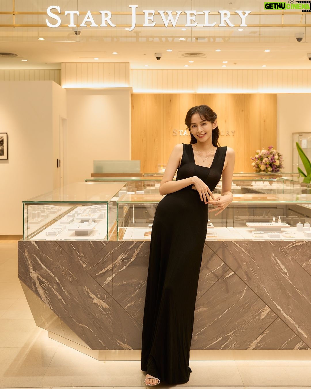 Phoebe Yuan Instagram - STAR JEWELRY對我來說不僅僅是輕珠寶而已,是一種輕柔且溫暖的吸引力。我選用的OCTANGLE系列,紫黃色漸變的優美紫黃晶,讓我想到了東京夕陽中的紫藤花海,在微風中輕輕搖曳著,像是美麗浪漫的詩篇,細緻柔和的讓人感動。 加上可以自由搭配疊加的戒指,發揮巧思的佩戴著它們,彷彿每天都可愛俏皮的和人分享自己的美麗小秘密。 那天觀察著大家,最驚喜的小發現:現場所有佩戴著STAR JEWELRY的女性,都不自覺的充滿了細膩柔和的氣場,舉手投足間散發著精緻的光采、優雅的魅力,好像笑容中的淺淺微笑,不炫耀張揚,而是用最溫柔的方式吸引著目光。 我想這就是STAR JEWELRY令人如此著迷的原因吧! 即日起至2023/11/12前,新品全面有95折優惠,購買2項珠寶滿額再送精緻珠寶盒~有經過信義A8的話可以到STAR JEWELRY逛逛唷! #starjewelrytw #starjewelry #日系輕珠寶 #jewelry @starjewelry_taiwan