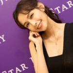 Phoebe Yuan Instagram - STAR JEWELRY對我來說不僅僅是輕珠寶而已，是一種輕柔且溫暖的吸引力。我選用的OCTANGLE系列，紫黃色漸變的優美紫黃晶，讓我想到了東京夕陽中的紫藤花海，在微風中輕輕搖曳著，像是美麗浪漫的詩篇，細緻柔和的讓人感動。 加上可以自由搭配疊加的戒指，發揮巧思的佩戴著它們，彷彿每天都可愛俏皮的和人分享自己的美麗小秘密。 那天觀察著大家，最驚喜的小發現：現場所有佩戴著STAR JEWELRY的女性，都不自覺的充滿了細膩柔和的氣場，舉手投足間散發著精緻的光采、優雅的魅力，好像笑容中的淺淺微笑，不炫耀張揚，而是用最溫柔的方式吸引著目光。 我想這就是STAR JEWELRY令人如此著迷的原因吧！ 即日起至2023/11/12前，新品全面有95折優惠，購買2項珠寶滿額再送精緻珠寶盒~有經過信義A8的話可以到STAR JEWELRY逛逛唷! #starjewelrytw #starjewelry #日系輕珠寶 #jewelry @starjewelry_taiwan