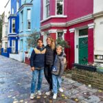 Pimpinha Jardim Instagram - E ficou a faltar o post do dia que os miúdos gostaram mais: 📍Começámos o dia no Chelsea Stadium 📍Almoçámos em Notting Hill 📍Fomos ver o mercado de Portobello Road Market que é um mercado de antiguidades 📍Visitámos a maior e mais antiga loja de brinquedos do mundo a Hamley’s 📍Jantámos em Convent Garden 📍Acabámos o dia a ver o incrível Musical o Lion King no Lyceum Theathe. 🇬🇧 Londres nunca desilude 🇬🇧