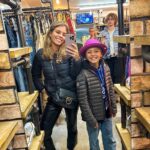 Pimpinha Jardim Instagram - E ficou a faltar o post do dia que os miúdos gostaram mais: 📍Começámos o dia no Chelsea Stadium 📍Almoçámos em Notting Hill 📍Fomos ver o mercado de Portobello Road Market que é um mercado de antiguidades 📍Visitámos a maior e mais antiga loja de brinquedos do mundo a Hamley’s 📍Jantámos em Convent Garden 📍Acabámos o dia a ver o incrível Musical o Lion King no Lyceum Theathe. 🇬🇧 Londres nunca desilude 🇬🇧