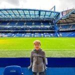 Pimpinha Jardim Instagram - E ficou a faltar o post do dia que os miúdos gostaram mais: 📍Começámos o dia no Chelsea Stadium 📍Almoçámos em Notting Hill 📍Fomos ver o mercado de Portobello Road Market que é um mercado de antiguidades 📍Visitámos a maior e mais antiga loja de brinquedos do mundo a Hamley’s 📍Jantámos em Convent Garden 📍Acabámos o dia a ver o incrível Musical o Lion King no Lyceum Theathe. 🇬🇧 Londres nunca desilude 🇬🇧