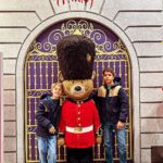 Pimpinha Jardim Instagram - E ficou a faltar o post do dia que os miúdos gostaram mais: 📍Começámos o dia no Chelsea Stadium 📍Almoçámos em Notting Hill 📍Fomos ver o mercado de Portobello Road Market que é um mercado de antiguidades 📍Visitámos a maior e mais antiga loja de brinquedos do mundo a Hamley’s 📍Jantámos em Convent Garden 📍Acabámos o dia a ver o incrível Musical o Lion King no Lyceum Theathe. 🇬🇧 Londres nunca desilude 🇬🇧