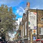 Pimpinha Jardim Instagram - Earl’s Court foi a nossa estação dos últimos dias, aprendemos a andar de metro e não quisemos outra coisa, mais rápido e mais barato. Hoje fomos passar o dia a Brick Lane, tem música na rua e lojas em segunda mão. Aproveitamos e estivemos com amigos que vivem em Londres, fomos almoçar ao Five Guys e passear ao Flower Market, no final da tarde voltamos de “tube” para o Hotel para apanharmos avião e voltar para casa. O dia de ontem “posto” amanhã ou depois que quando cheguei a cama estava exausta. Uma viagem que os miúdos não vão certamente esquecer, nem eles nem eu. Londres foi espetacular, até um dia destes💂‍♀️🎡🇬🇧