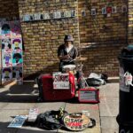 Pimpinha Jardim Instagram - Earl’s Court foi a nossa estação dos últimos dias, aprendemos a andar de metro e não quisemos outra coisa, mais rápido e mais barato. Hoje fomos passar o dia a Brick Lane, tem música na rua e lojas em segunda mão. Aproveitamos e estivemos com amigos que vivem em Londres, fomos almoçar ao Five Guys e passear ao Flower Market, no final da tarde voltamos de “tube” para o Hotel para apanharmos avião e voltar para casa. O dia de ontem “posto” amanhã ou depois que quando cheguei a cama estava exausta. Uma viagem que os miúdos não vão certamente esquecer, nem eles nem eu. Londres foi espetacular, até um dia destes💂‍♀️🎡🇬🇧