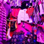 Pimpinha Jardim Instagram - Earl’s Court foi a nossa estação dos últimos dias, aprendemos a andar de metro e não quisemos outra coisa, mais rápido e mais barato. Hoje fomos passar o dia a Brick Lane, tem música na rua e lojas em segunda mão. Aproveitamos e estivemos com amigos que vivem em Londres, fomos almoçar ao Five Guys e passear ao Flower Market, no final da tarde voltamos de “tube” para o Hotel para apanharmos avião e voltar para casa. O dia de ontem “posto” amanhã ou depois que quando cheguei a cama estava exausta. Uma viagem que os miúdos não vão certamente esquecer, nem eles nem eu. Londres foi espetacular, até um dia destes💂‍♀️🎡🇬🇧