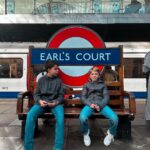 Pimpinha Jardim Instagram - Earl’s Court foi a nossa estação dos últimos dias, aprendemos a andar de metro e não quisemos outra coisa, mais rápido e mais barato. Hoje fomos passar o dia a Brick Lane, tem música na rua e lojas em segunda mão. Aproveitamos e estivemos com amigos que vivem em Londres, fomos almoçar ao Five Guys e passear ao Flower Market, no final da tarde voltamos de “tube” para o Hotel para apanharmos avião e voltar para casa. O dia de ontem “posto” amanhã ou depois que quando cheguei a cama estava exausta. Uma viagem que os miúdos não vão certamente esquecer, nem eles nem eu. Londres foi espetacular, até um dia destes💂‍♀️🎡🇬🇧