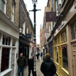 Pimpinha Jardim Instagram - Earl’s Court foi a nossa estação dos últimos dias, aprendemos a andar de metro e não quisemos outra coisa, mais rápido e mais barato. Hoje fomos passar o dia a Brick Lane, tem música na rua e lojas em segunda mão. Aproveitamos e estivemos com amigos que vivem em Londres, fomos almoçar ao Five Guys e passear ao Flower Market, no final da tarde voltamos de “tube” para o Hotel para apanharmos avião e voltar para casa. O dia de ontem “posto” amanhã ou depois que quando cheguei a cama estava exausta. Uma viagem que os miúdos não vão certamente esquecer, nem eles nem eu. Londres foi espetacular, até um dia destes💂‍♀️🎡🇬🇧