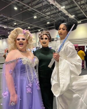 Pixie Polite Instagram - DragCon day 1 with my sisters @tiakofi @woeaddams 🎉 and celebrating Tia’s big announcement! 💜 💚 ❤️ see you all Sunday at Booth C78 🍄🍃🧚‍♀️
•
#Drag #DragCon #RuPaul’sDragCon #RuPaul’sDragRace #RuPaul’sDragRaceUK #DragQueens #DragQueens #Tiakofi #TheVixens  #vstheworld #ukvstheworld #versustheworld #ukversustheworld #rupaul #draguk #instadrag #dragrace #dragraceuk #rpdr #rpdruk