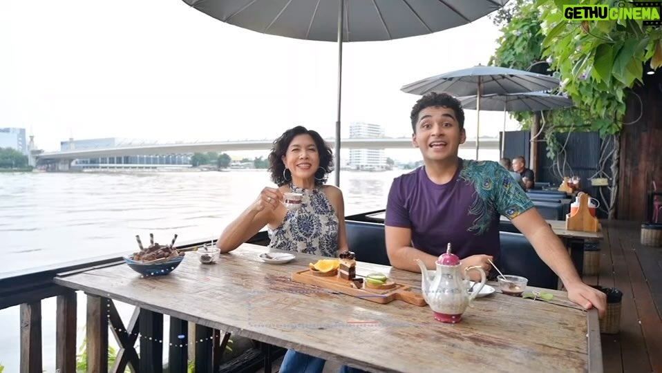 Piya Sawetpikul Instagram - เปิดตำนาน สุดยอดสุกี้กวางตุ้งเจ้าแรกๆในไทย พร้อมพรั่งไปด้วยความอร่อย เริ่มตั้งแต่น้ำซุปสุกี้ ซึ่งต้มด้วยกระดูกหมู โครงไก่ หัวไชเท้า หวานหอม ซดคล่องคอ ไฮไลท์อยู่ที่ เครื่องสุกี้ หลากหลาย โดยเฉพาะลูกชิ้นกุ้งที่ใช้กุ้งก้ามกรามแม่น้ำตัวเล็กทำให้รสชาติแน่นอร่อย และลูกชิ้นปู ซึ่งมีสาหร่ายเส้นผมนำเข้า หากินยาก การันตีความอร่อยเคียงคู่คนไทยมายาวนานตั้งแต่ยุคปี90s แล้วไปต่อที่คาเฟ่ลับริมน้ำ วิวดี กับเมนูสบายๆ ให้บรรยากาศผ่อนคลาย และ ร่มรื่น #ลิ้นติดโปรGoติดดาว อาทิตย์นี้ ดูทีวีกด33ดูมือถือกด3plus @topdaraneenute @ishant_mav @babybee_happy @nare_naja