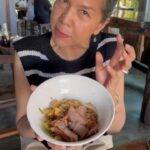 Piya Sawetpikul Instagram – #ก้องต้องกิน  ร้านนี้ #ก๋วยเตี่ยวป้าห่อ #ราชบุรี เพื่อนรัก #ท็อปดารณีนุช @topdaraneenute พูดถึงความอร่อย มาหลายต่อหลายเพลา มาถึงคราวที่ต้องพิสูจน์ความอร่อย บอกเลยค่ะว่า #ก๋วยเตี่ยวแห้งเส้นกลาง #เส้นไม่ใหญ่ไม่เล็ก #อร่อยสุด #ลูกชิ้นหมูปิ้ง #น้ำจิ้ม #อร่อยอะ #ข้าวต้มมัด #ข้าวเหนียวปิ้ง #ขนมใส่ไส้ #อร่อยจนต้องห่อกลับ #การันตีความอร่อน แวะไปลองชิมกันนะคะ #ไม่ผิดหวัง ก๋วยเตี๋ยวป้าห่อ@ปากท่อ ราชบุรี